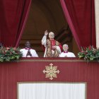 El papa León XIV en su primer mensaje de Navidad antes de la bendición "Urbi et Orbi" asomado al balcón de la fachada de la basílica de San Pedro este 25 de diciembre de 2025.