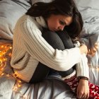 Expertos destacan que jóvenes que viven lejos de sus familias enfrentan mayor vulnerabilidad emocional en estas fechas.