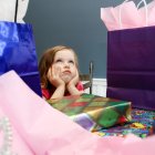 Experta de la USFQ advierte que el exceso de regalos puede generar baja tolerancia a la frustración, materialismo y dificultades emocionales en la infancia.