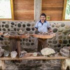 Museo. Ramón ha recolectado con paciencia cada una de las piedras.