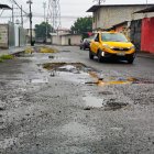Más de cinco cuadras de las calles Chile y Primera presentan baches profundos, desniveles y tramos inundables.