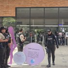 Decenas de policías ingresaron al hospital para tratar de ubicar a un sujeto que disparó en contra de los policías en la parte externa de la casa de salud.