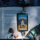 Cartas, libros y símbolos astrológicos acompañan el ritual de cierre de año, una invitación a reflexionar, soltar ciclos y preparar nuevas decisiones antes de iniciar el 2026.