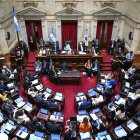 Fotografía cedida por el Senado de Argentina que muestra a parlamentarios asistiendo a una sesión este jueves, en Buenos Aires (Argentina).