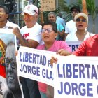 Los militantes de la Revolución Ciudadana (RC) acudieron a la Unidad Judicial de Santa Elena y esperaban que Glas llegara a la audiencia.