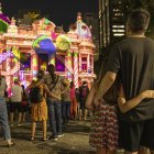 Personas observan la proyección navideña inspirada en el ballet clásico de Chaikovski, El cascanueces, en la fachada del Teatro Municipal de Río de Janeiro (Brasil).