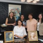 Gladis y Alicia Ortega, Carolina Maldonado, Angélica y Gabriela Molina. En retratos, el bisabuelo Aurelio y el abuelo Homero.