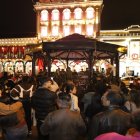 Las presentaciones artísticas atraen a turistas a congregarse en el parque central Abdón Calderón.