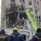 Rescatistas ucranianos trabajan en el lugar de un ataque ruso contra un edificio residencial de varios pisos en Kiev, Ucrania, este sábado 27 de diciembre de 2025.
