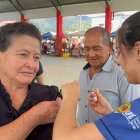 Personal de salud vacuna a la ciudadanía contra la influenza en un punto habilitado por el MSP