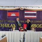 Tea Seiha (i) y Natthaphon Narkphanit (i), los ministros de Defensa de Camboya y Tailandia, respectivamente, intercambian el acuerdo firmado de cese al fuego.
