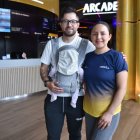 Glenda Morejón (d) con la pequeña Victoria y su esposo y entrenador Marlon Pesántez (i).