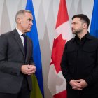 El primer ministro de Canadá, Mark Carney (i), junto al presidente de Ucrania, Volodímir Zelenski.