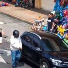 En video se captó el robo a transeúntes en la calle 6 de Marzo, que en estos días acoge la exhibición de años viejos.