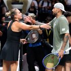 Aryna Sabalenka (i) y Nick Kyrgios (d) se enfrentaron en Dubai en la "batalla de los sexos".
