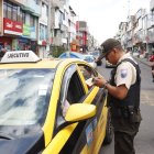 En operativos policiales se ha registrado a personas y vehículos en zonas priorizadas por altos índices delictivos.