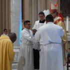 El cardenal y arzobispo Luis Cabrera presidió la ceremonia religiosa en la Catedral de Guayaquil.