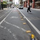 En tramos de la ciclovía, como este de la calle Junín, hay bolardos dañados. Es una muestra del abandono en la infraestructura de movilidad activa.