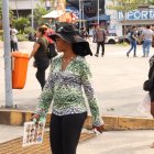 Migrantes caminan este sábado, 27 de diciembre de 2025, por una plaza en el municipio de Tapachula, en el estado de Chiapas (México).