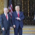 El primer ministro israelí, Benjamín Netanyahu (i), a su llegada este lunes para una reunión con el presidente de EE.UU.