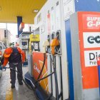 El despacho de combustible en una gasolinera en Ecuador.