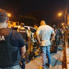 Policías requisaron a varios militares tras denuncias de presunto hurto durante un allanamiento.