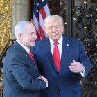 El presidente de Estados Unidos, Donald Trump (d), saludando a Netanyahu (i) a su llegada a una reunión este lunes, en Miami (EE.UU.).