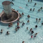 Fotografía aérea que muestra personas en la piscina de la terraza del edificio de Servicio Social de Comercio del Estado de São Paulo (Brasil).
