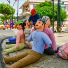 Los monigotes tradicionales rellenos de aserrín y papel aún se venden en las calles.