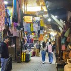 Vista de una calle comercial en la ciudad de Marrakech (Marruecos).