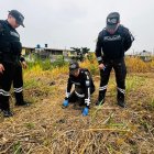 Policía Nacional, realizando el rescate de una serpiente en la Zona 8.