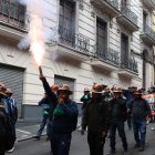 Integrantes de la Central Obrera Boliviana (COB) participan en una manifestación contra el decreto del Gobierno este martes, en La Paz (Bolivia).