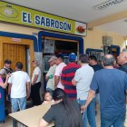 La fila de clientes que se formaron en el exterior del local del Sabrosón, el martes 30 de diciembre de 2025.