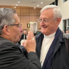 El arzobispo de Quito, monseñor Alfredo Espinoza, despide a monseñor Andrés Carrascosa.