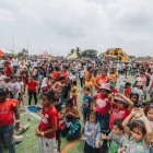 La entrega constante de alimentos por parte de voluntarios y fundaciones refuerza la ayuda social y fortalece la confianza en los barrios más vulnerables.
