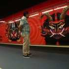 En la estación de la Alameda se transforma en espacio de reflexión y creatividad, donde los viajeros interactúan con el arte contemporáneo y el patrimonio cultural.
