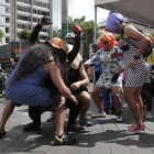 Las viudas del Año Viejo mantienen viva una tradición ecuatoriana que mezcla humor, sátira y despedida festiva.