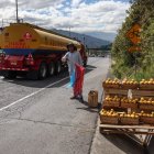 Puestos improvisados atraen compradores que se detienen abruptamente en la Ruta Viva, una práctica que autoridades consideran peligrosa y recurrente.