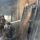 Bomberos combatiendo incendio este 31 de diciembre de 2025.