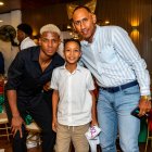 Nilson Angulo (i), jugador ecuatoriano que milita en el Anderlecht de Bélgica, durante la cena fin de año en Quinindé compartió con varios juveniles esmeraldeños.