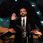 El nuevo alcalde de Nueva York, Zohran Mamdani (c), jura su cargo este jueves 1 de enero de 2026.