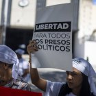 Una persona sostiene un cartel durante una manifestación para exigir la liberación de los presos políticos en Venezuela.
