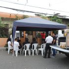 Familiares de Víctor Estrada durante el velorio en Guayaquil, tras el trágico ataque.