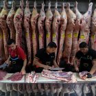 Los trabajadores cortan carne en el frigorífico H&H de Buenos Aires el 5 de diciembre de 2025.