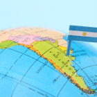 Los trabajadores cortan carne en el frigorífico H&H de Buenos Aires el 5 de diciembre de 2025.