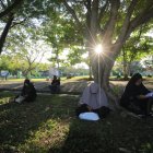 Fotografía de archivo que muestra a mujeres orando en Aceh, la provincia indonesia que aplica la ley islámica.
