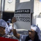 Una persona sostiene un cartel durante una manifestación para exigir la liberación de los presos políticos en Venezuela.