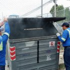 Personal de Emaseo trabajó para retirar los escombros y apagar los contenedores incendiados.