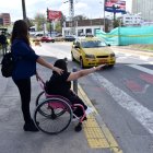 Personas con discapacidad aseguran que los taxis no se detienen para llevarlas. Por ello deben ocultar sus limitaciones para que les paren.