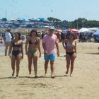 Turistas disfrutan de las playas de Santa Elena durante el feriado de inicio de año.